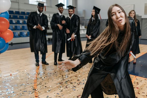 Comment choisir une école après le bac : guide pratique essentiel